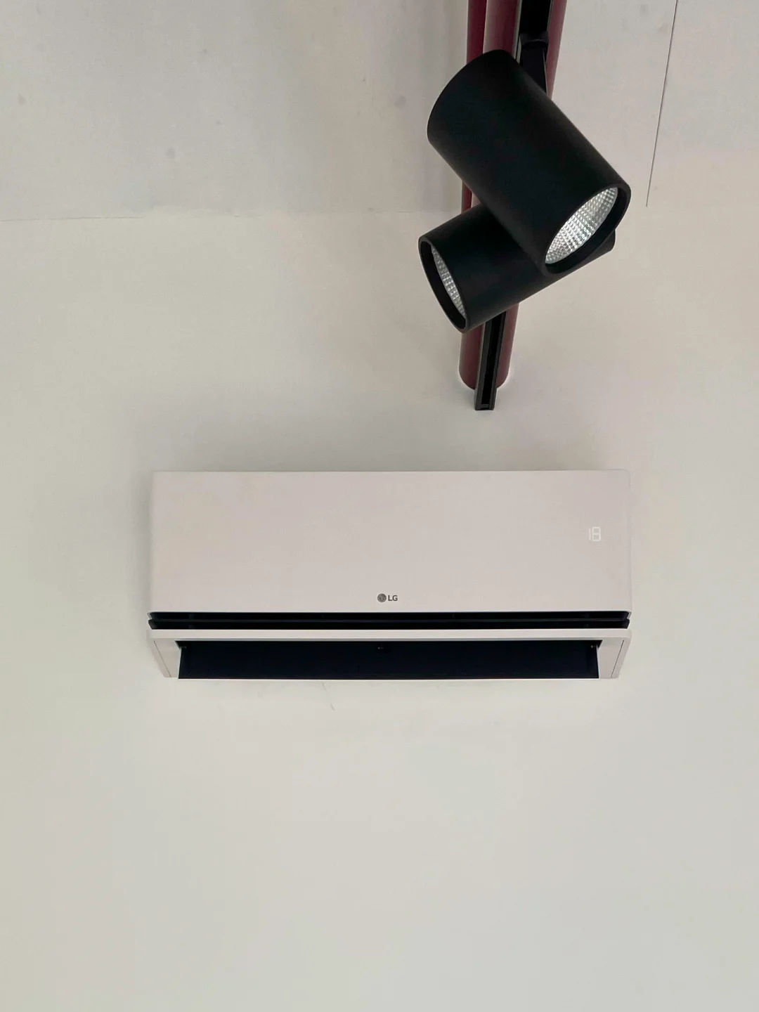 Unité intérieure de climatisation installée pour un confort thermique optimal.