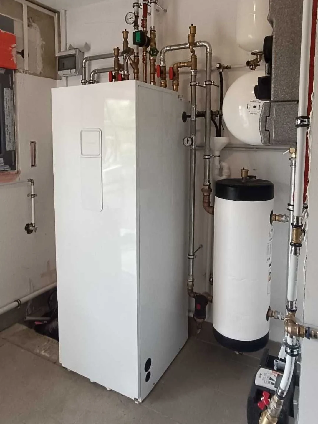 Installation de chauffage central avec ballon d’eau chaude et équipements hydrauliques